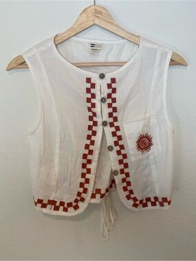 Billabong White Sleeveless Embroidered Button-Front Crop Top with Red Trim